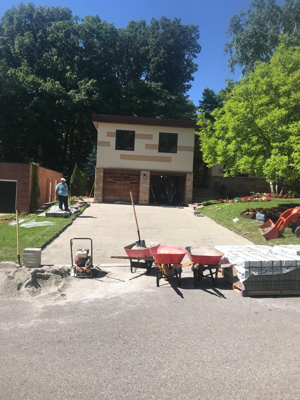 Vaughan front driveway interlocking — before